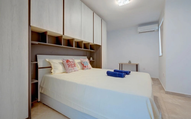 Modern 2BR Apartment in Central St Julian's