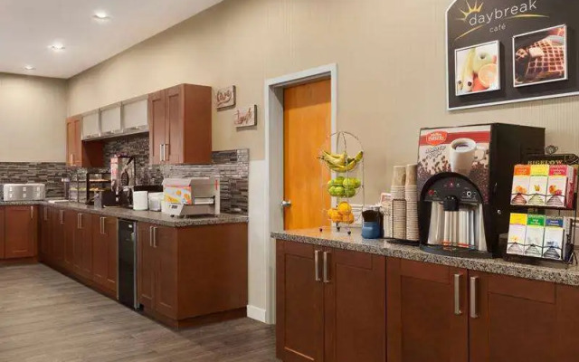 Days Inn & Suites by Wyndham Brooks