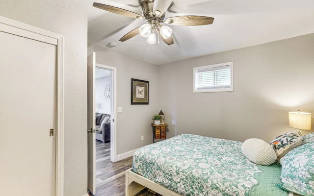 Waterfront Yard, Dock + Game Room: Linn Creek Home