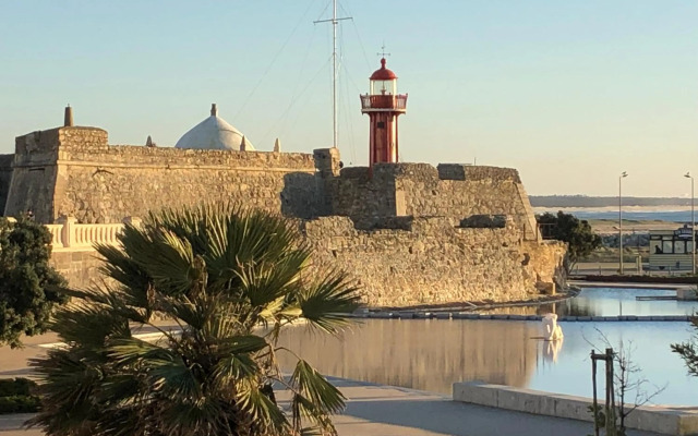 Castelo do Relógio by Férias em Figueira