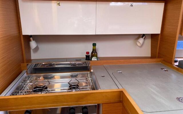 TROIA - Veleiro em marina