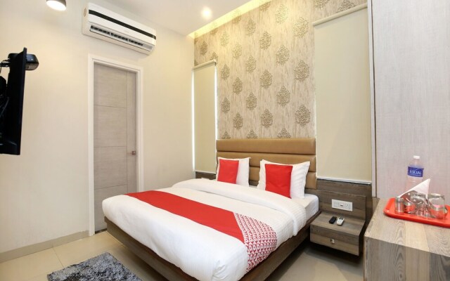 Oyo 17199 Hotel Clg Grand