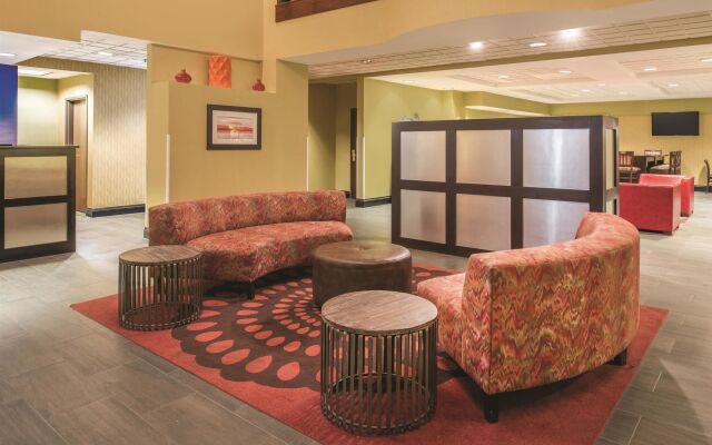 La Quinta Inn & Suites St. Louis Airport - Riverport