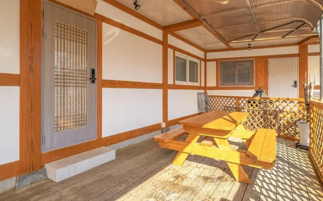 Gyeongju Gampo Byeolbit Hanok Pension