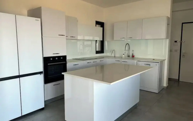 Charming 4BR APT with Stellar Sea View