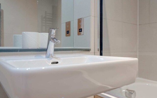2 Bedroom Apartment In Aldgate East