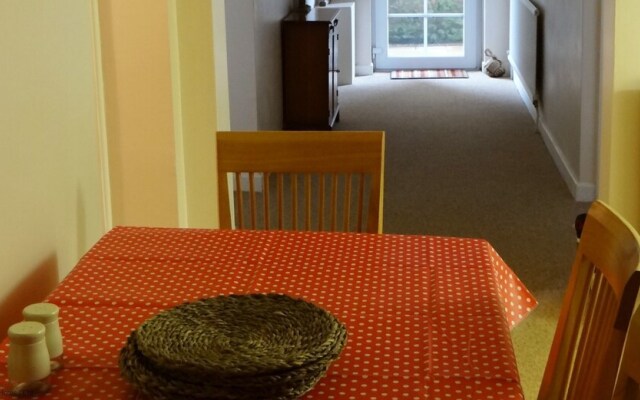 The Garden Flat Tucked Away Close To Amenities