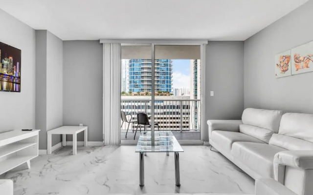 The Club at Brickell Bay Luxury Suites