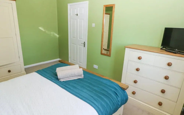 4 Hanbury Lodge