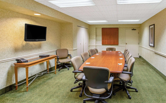 La Quinta Inn & Suites by Wyndham Appleton College Avenue