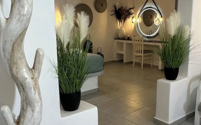 Santorini Miracles Suites, Adults Only