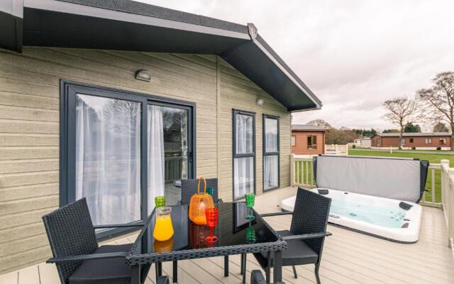 Honeysuckle Lodge with Hot Tub