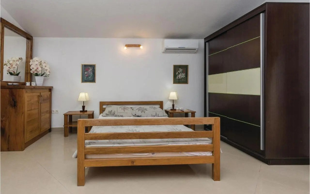 One-Bedroom Apartment in Vir