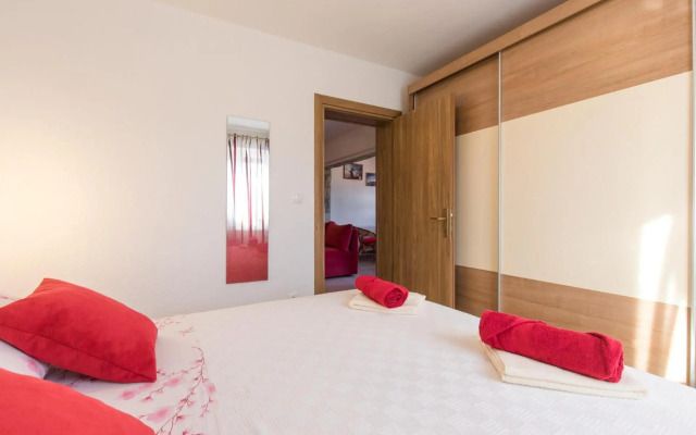 Apartment Doris, Nenadici