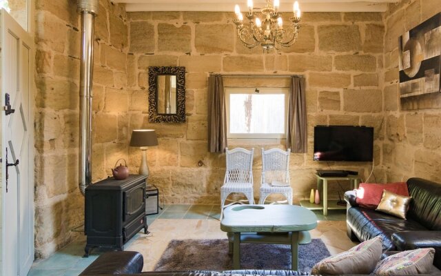 Lush Mansion in Lacapelle-marival With Jacuzzi