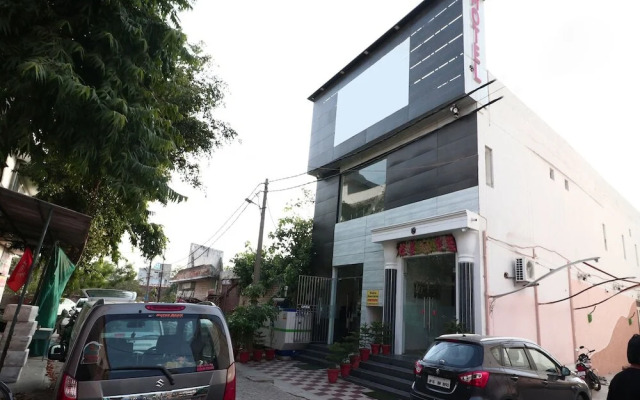 OYO 15771 4 Season Hotel