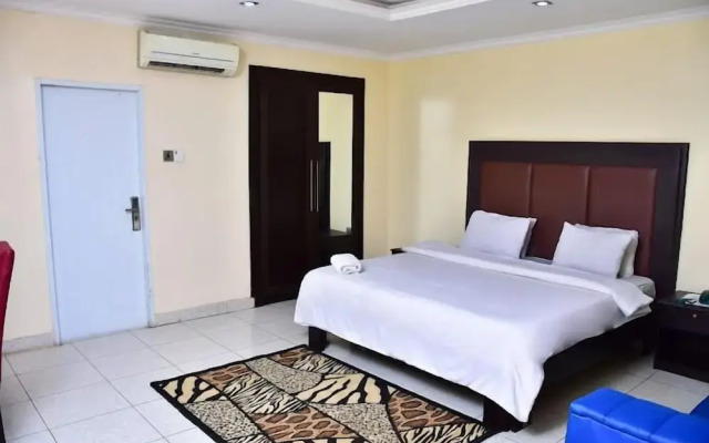 Candow Hotel