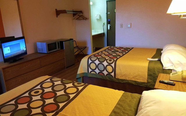 Motel 6 Saukville, WI