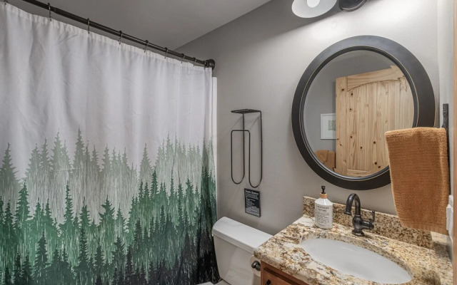 Bearfoot Chalet 3 Bedroom Home by NW Comfy Cabins