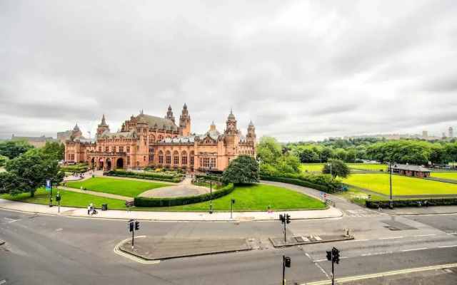 Light 2-bed West End Apt Overlooking Kelvingrove Museum