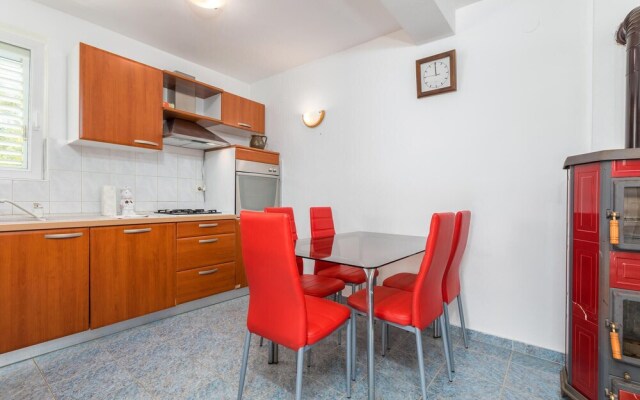Beautiful Home in Vodnjan With Wifi and 5 Bedrooms