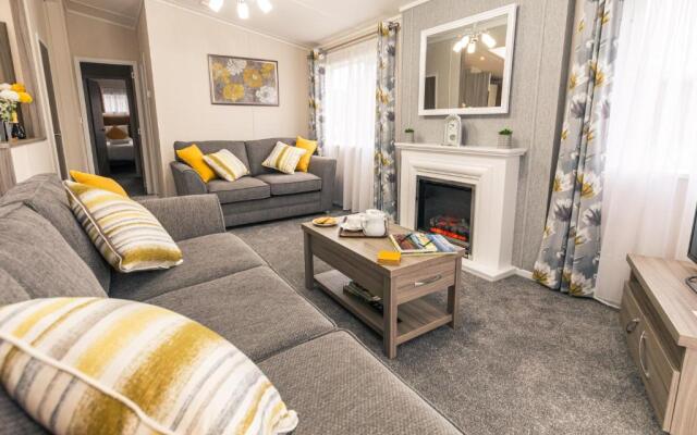 Honeysuckle Lodge with Hot Tub