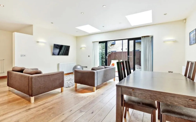 Stylish and Bright 3 Bedroom Duplex in North London