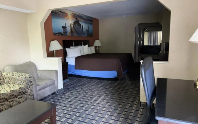 Days Inn & Suites Pine Bluff