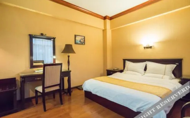 Rujia Huayi Select Hotel (Dali Yangbi County Cangshan West Road)