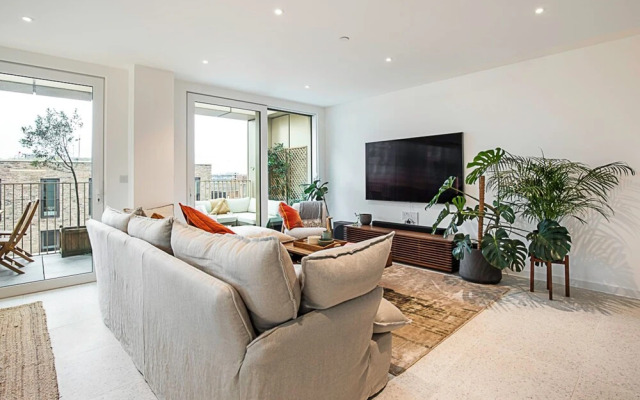 Beautiful Two Bed Property Near Whitechapel, London