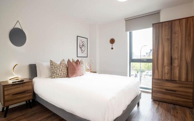 Luxe 3BR Great Central Apartment City View Near Sheffield