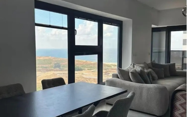 Charming 4BR APT with Stellar Sea View
