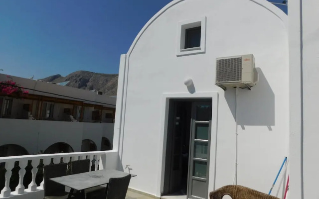Perissa Art Villa - Kitchen & Washing Machine