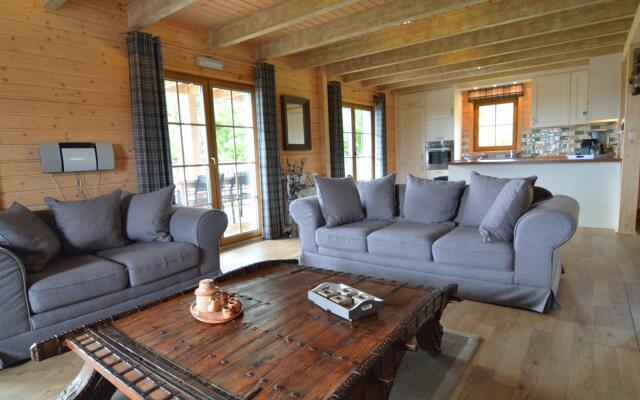 Sumptuous Chalet in Septon with Sauna & Hot Tub