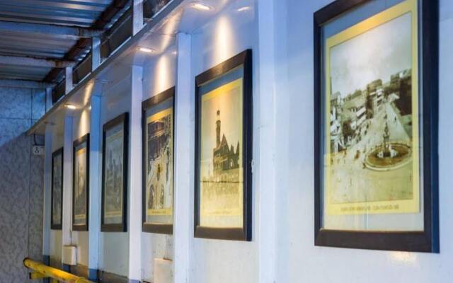 OYO Premium Borivali Kora Kendra
