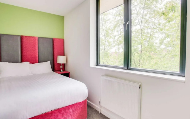 Elegant Apartment in Milton Keynes near Snozone