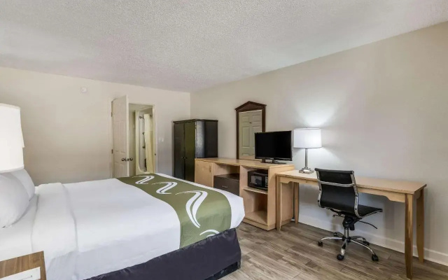 Econo Lodge Inn & Suites