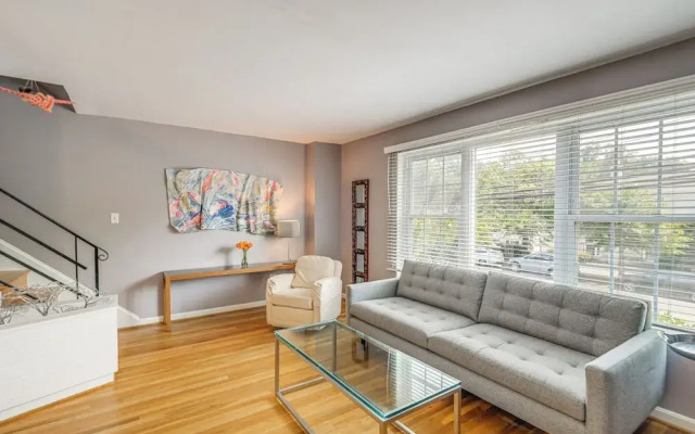 Pet-friendly Arlington Townhome w/ Furnished Patio