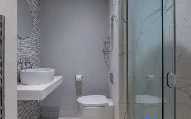 The Eyre Suite Six - Farringdon - by Frankie