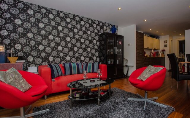 Beautiful Spacious Apartment with Private Balcony