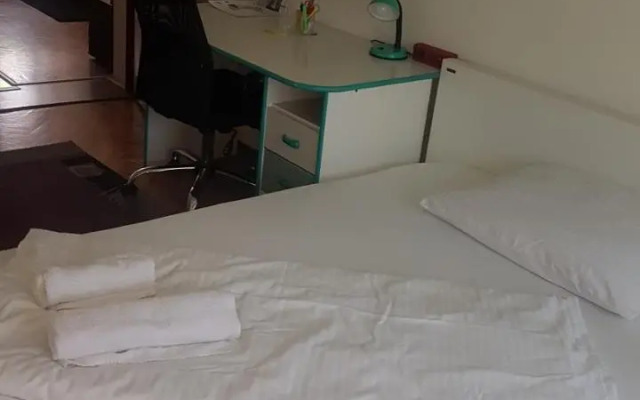 Slatka sobica za dvoje sa upotrebom zajednicke kuhinje i kupaonice