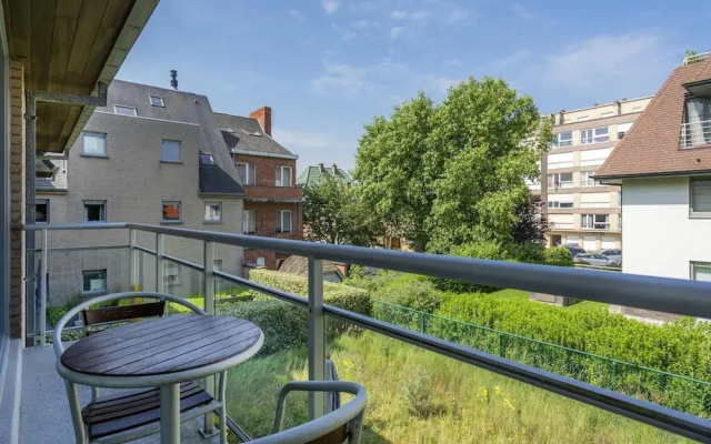 Sunny Flat in Maeterlinck Residence Near Seaside