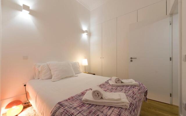 LovelyStay - Cozy Duplex with Patio right off train&metro station