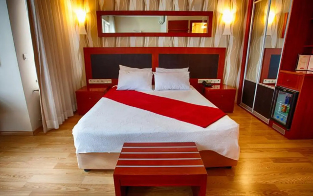 Hotel Peli̇t