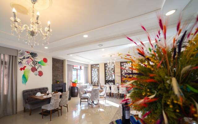 Quindeloma Art Hotel And Gallery