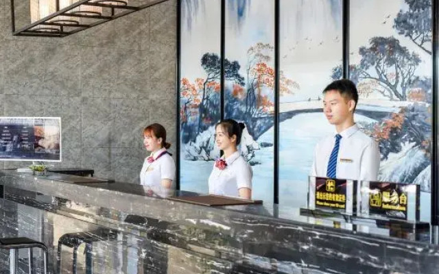 Hongqiao International Hotel (Yichang Yanjiang Avenue Natural Tower)
