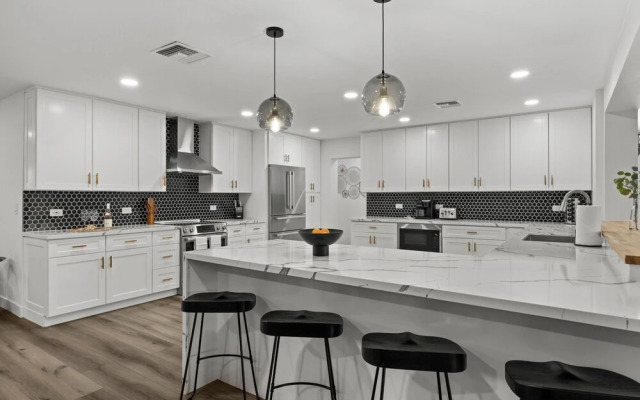 Desert Dreaming Deluxe Retreat w Pool Putt