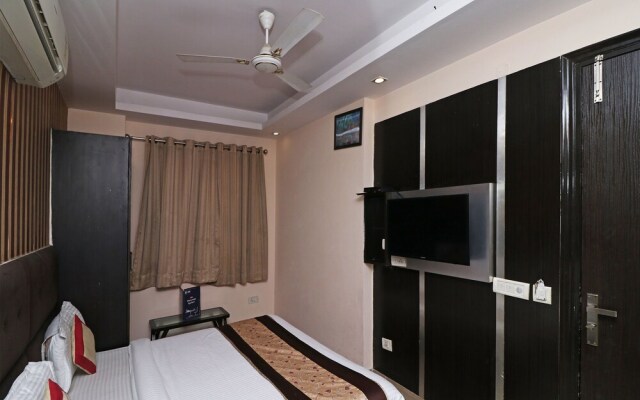 OYO 13299 Hotel Blue Pearl