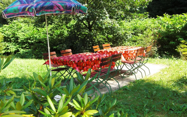 Spacious Stay Near Trails