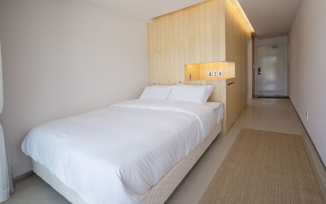 Parotia Waterhouse Hotel